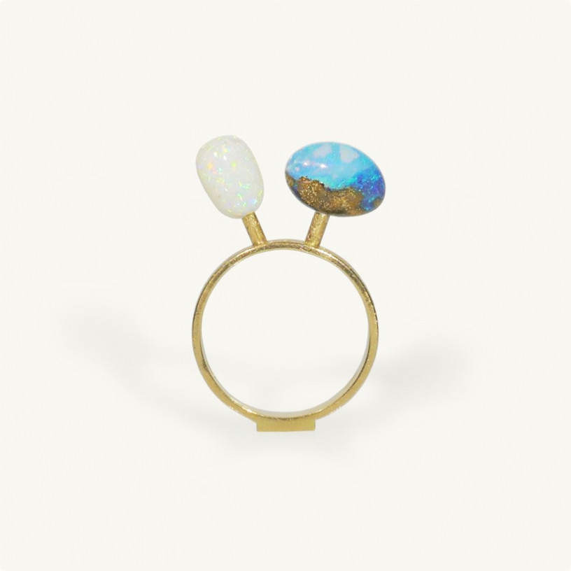 ring in gold 750‰ and opals