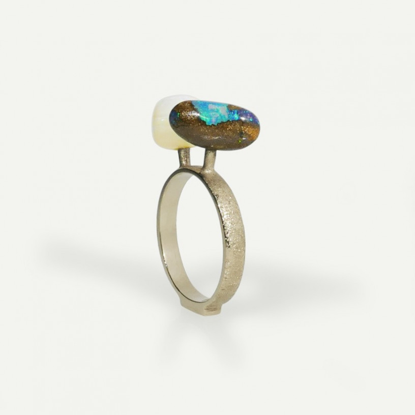 anello in oro 750‰ e opali