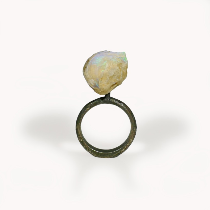 Ring in silver and opal shell